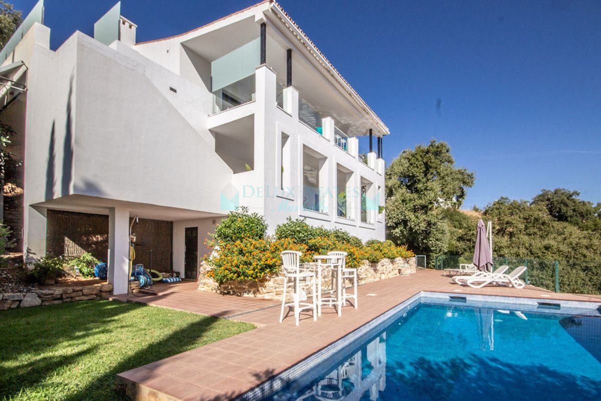 Villa for sale in La Mairena, Marbella East