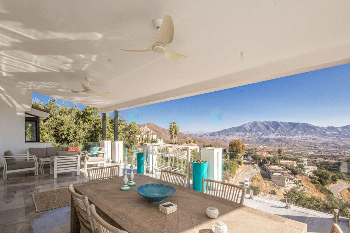 Villa for sale in La Mairena, Marbella East