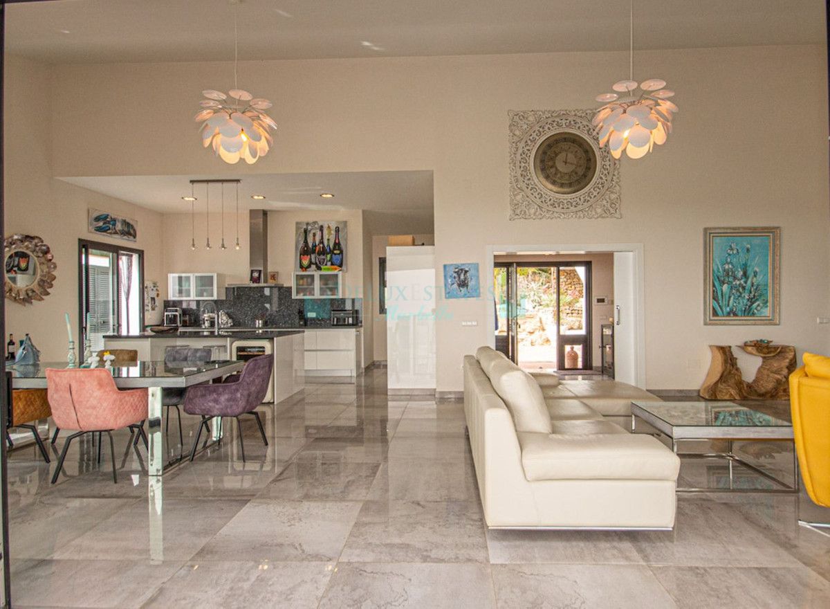 Villa for sale in La Mairena, Marbella East