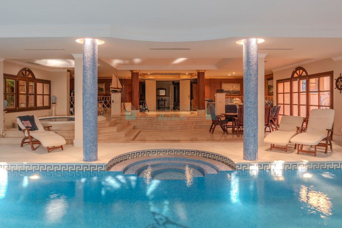 Villa for sale in Nueva Andalucia