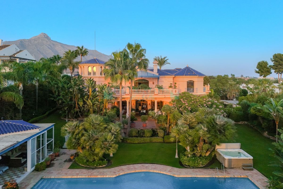Villa for sale in Nueva Andalucia