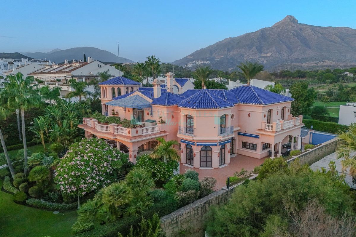 Villa for sale in Nueva Andalucia