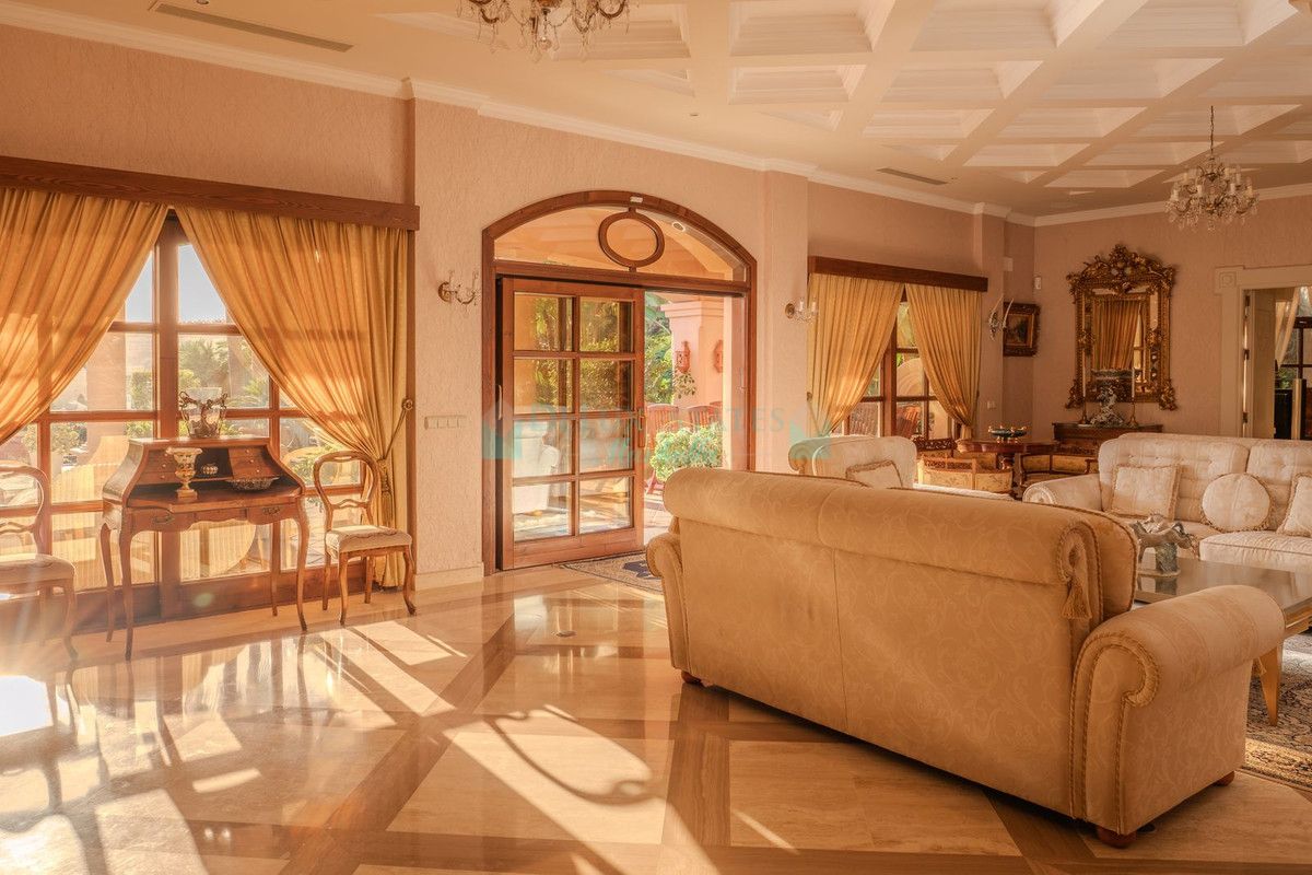 Villa for sale in Nueva Andalucia