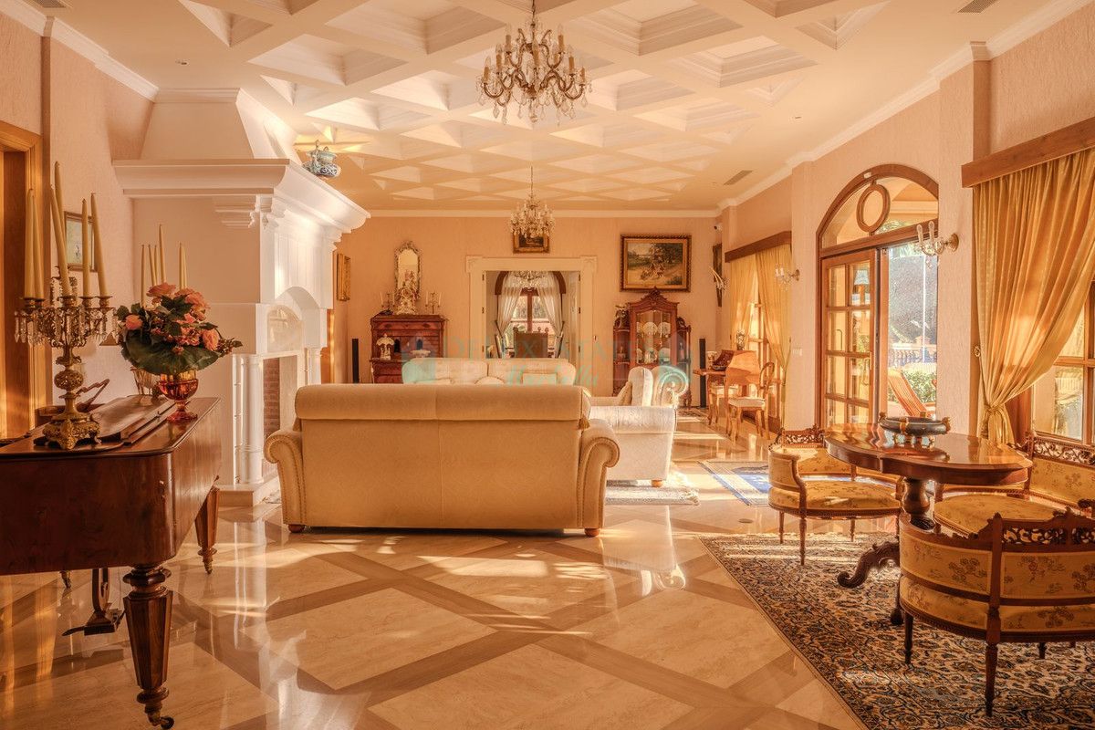 Villa for sale in Nueva Andalucia