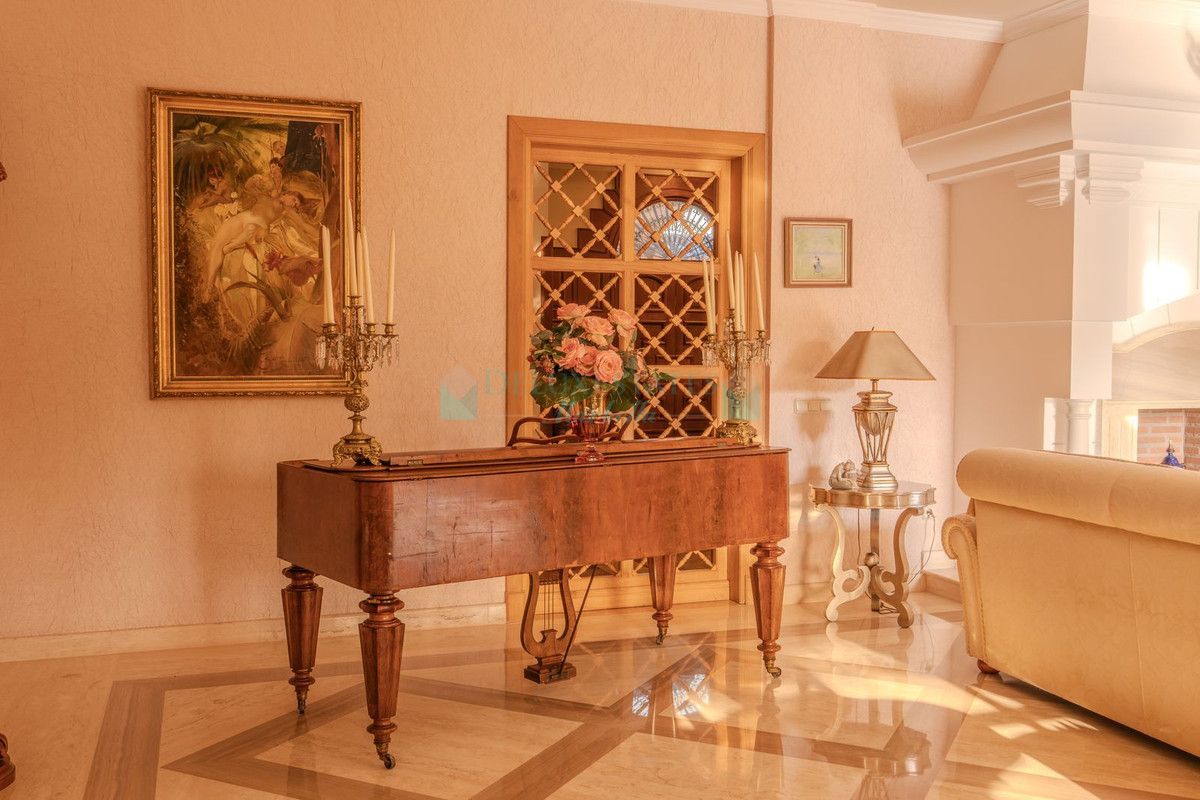 Villa for sale in Nueva Andalucia