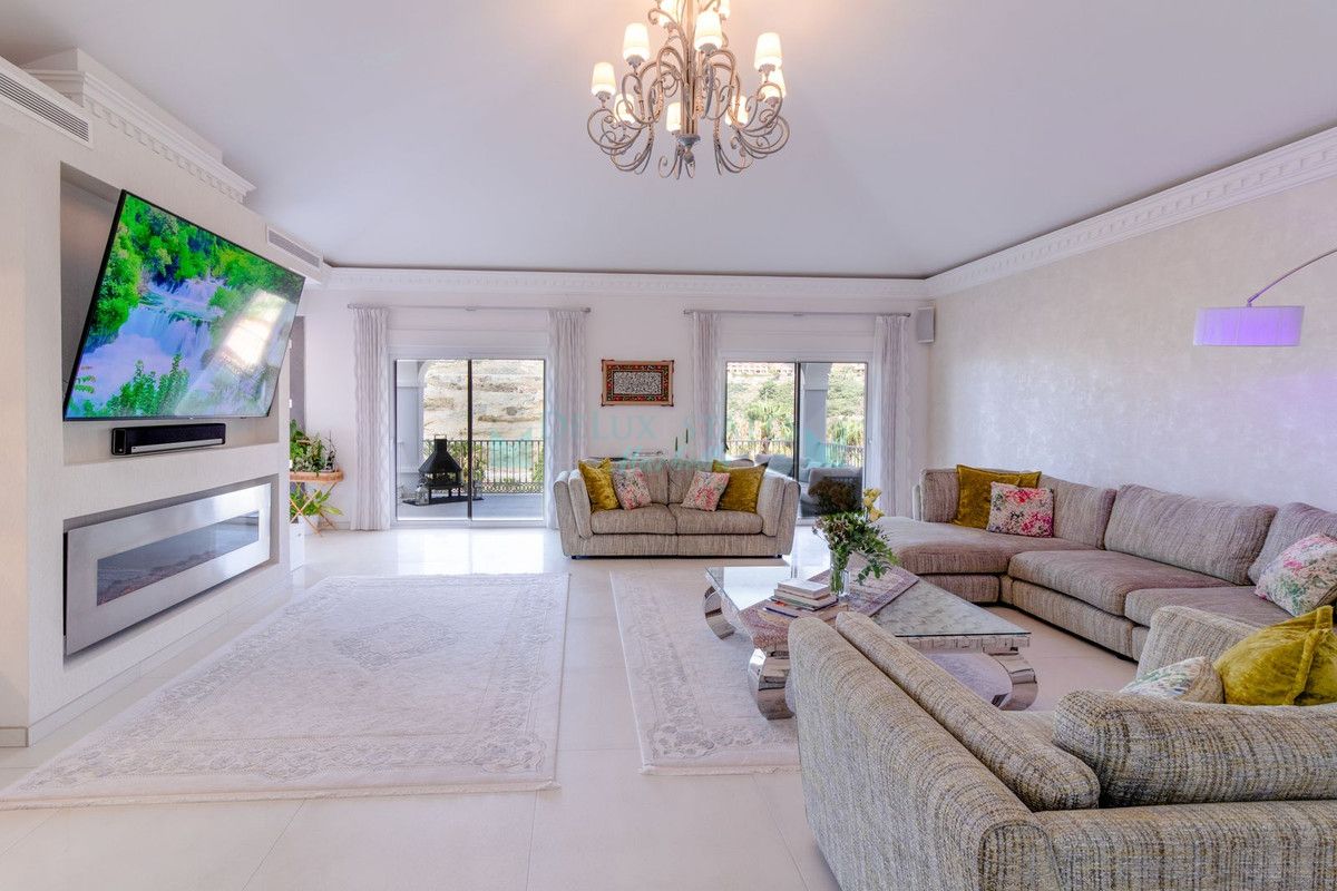 Villa for sale in Benahavis