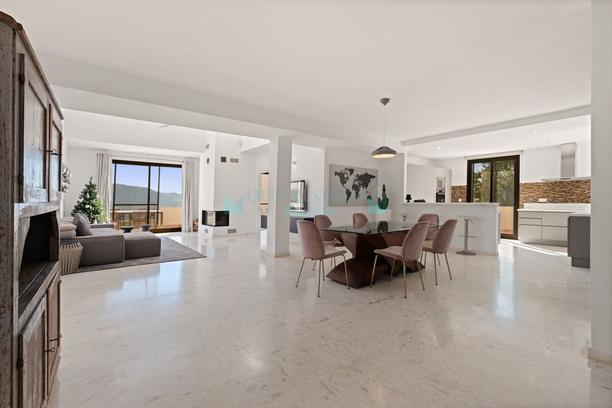 Penthouse for sale in La Mairena, Marbella East