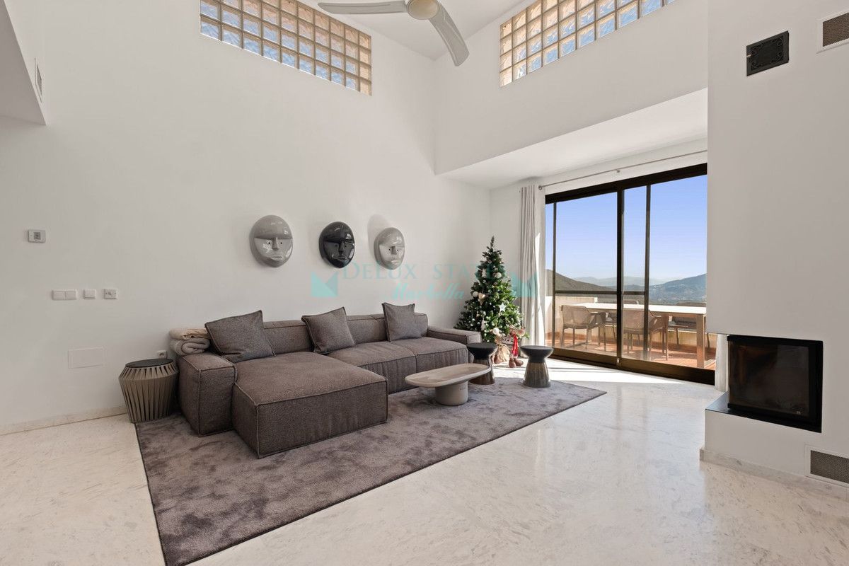 Penthouse for sale in La Mairena, Marbella East