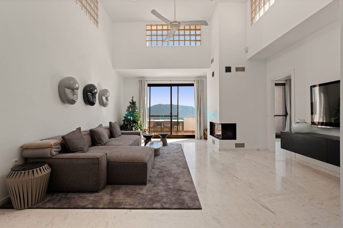 Penthouse for sale in La Mairena, Marbella East