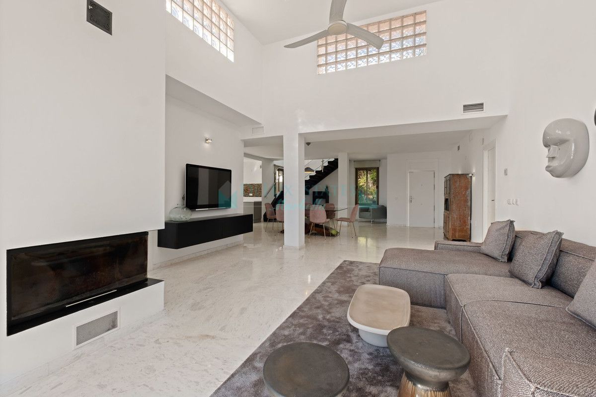 Penthouse for sale in La Mairena, Marbella East