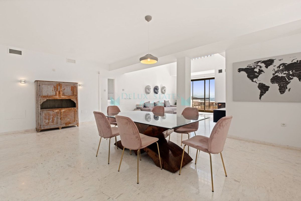 Penthouse for sale in La Mairena, Marbella East