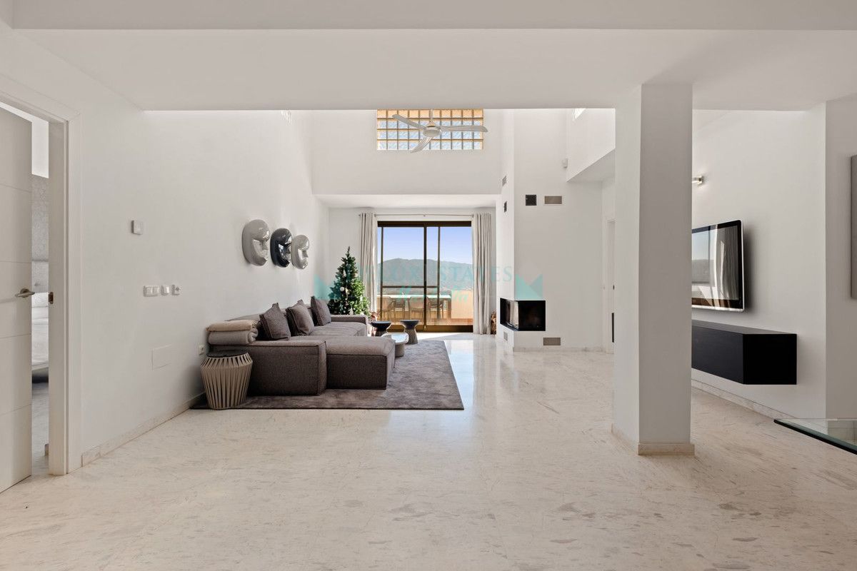 Penthouse for sale in La Mairena, Marbella East