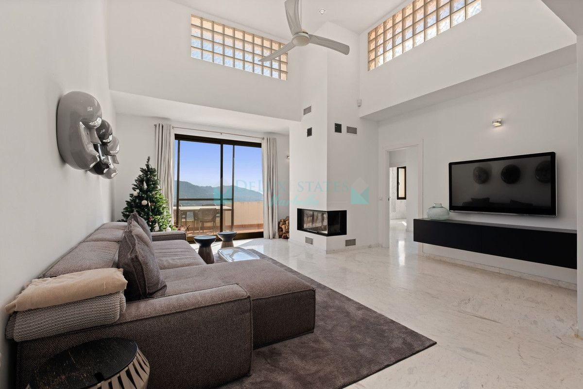 Penthouse for sale in La Mairena, Marbella East