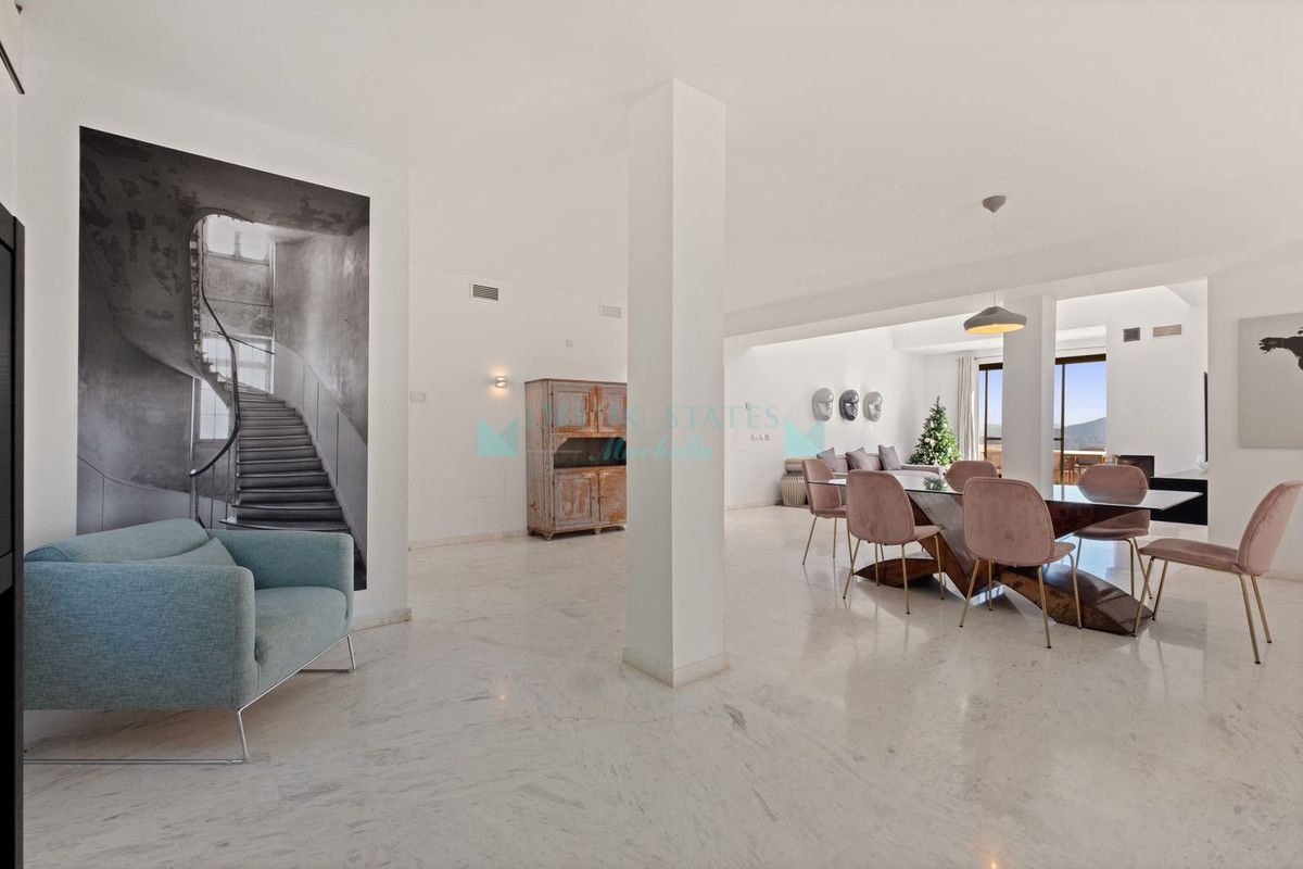 Penthouse for sale in La Mairena, Marbella East