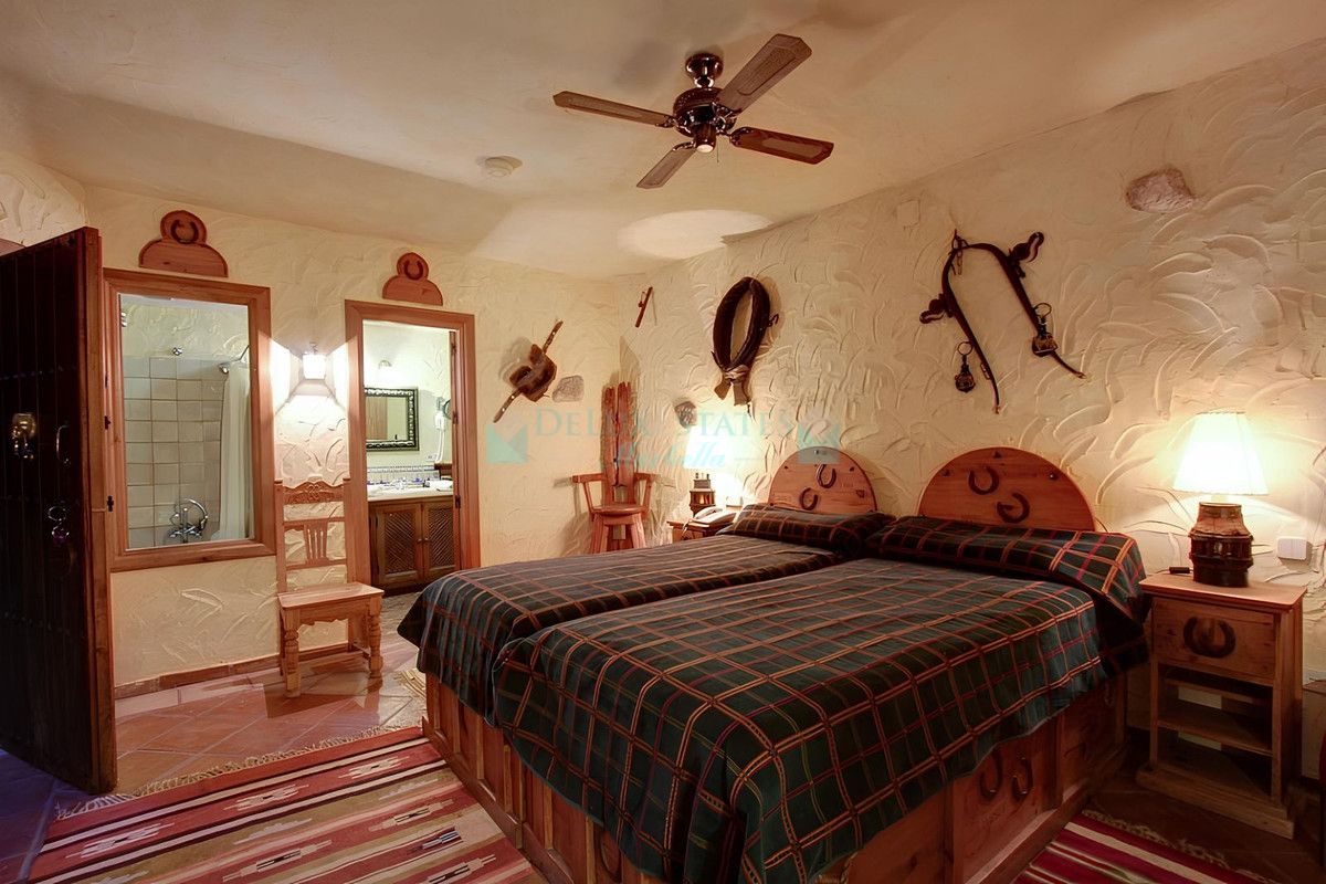 Hotel for sale in Benahavis