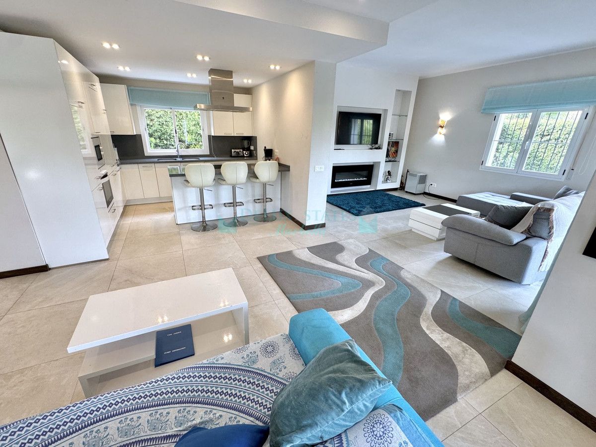 Villa for sale in Nueva Andalucia