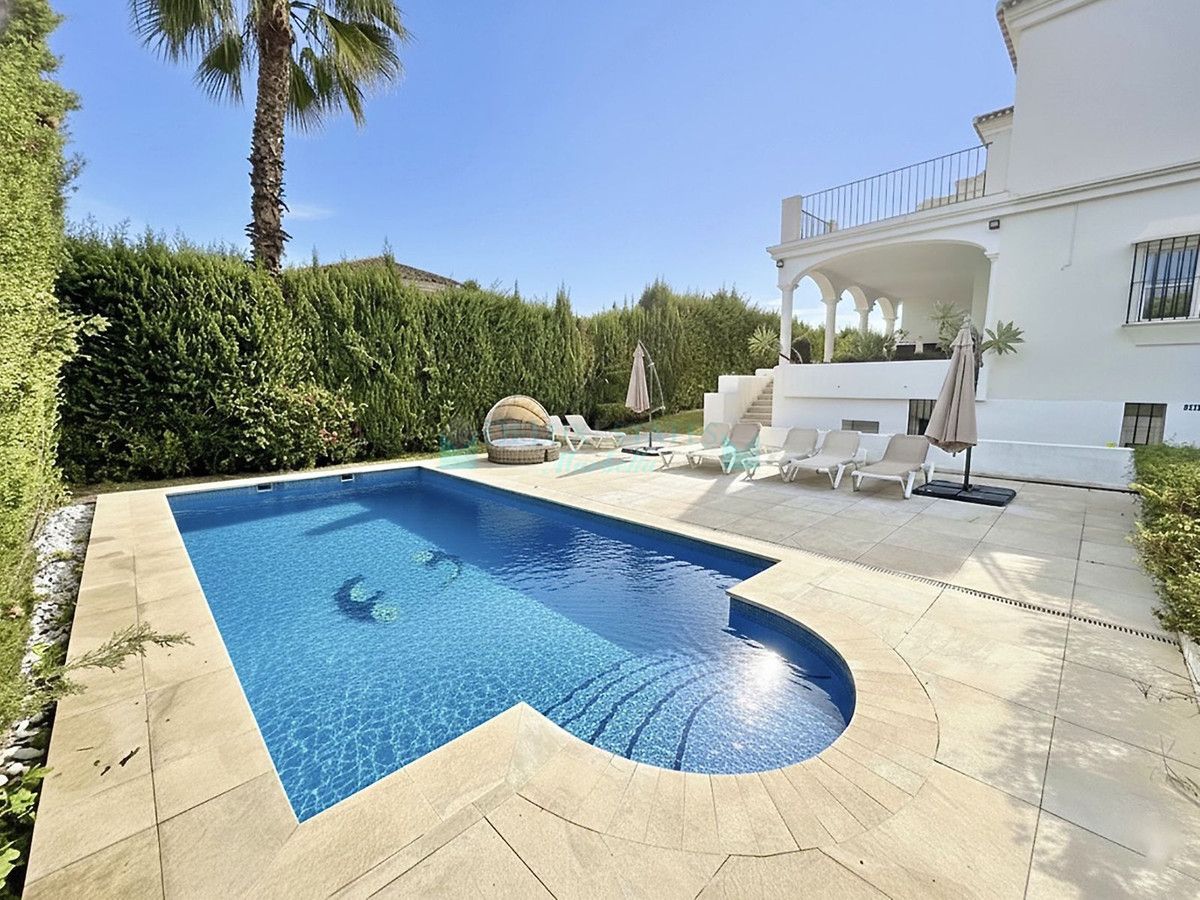 Villa for sale in Nueva Andalucia