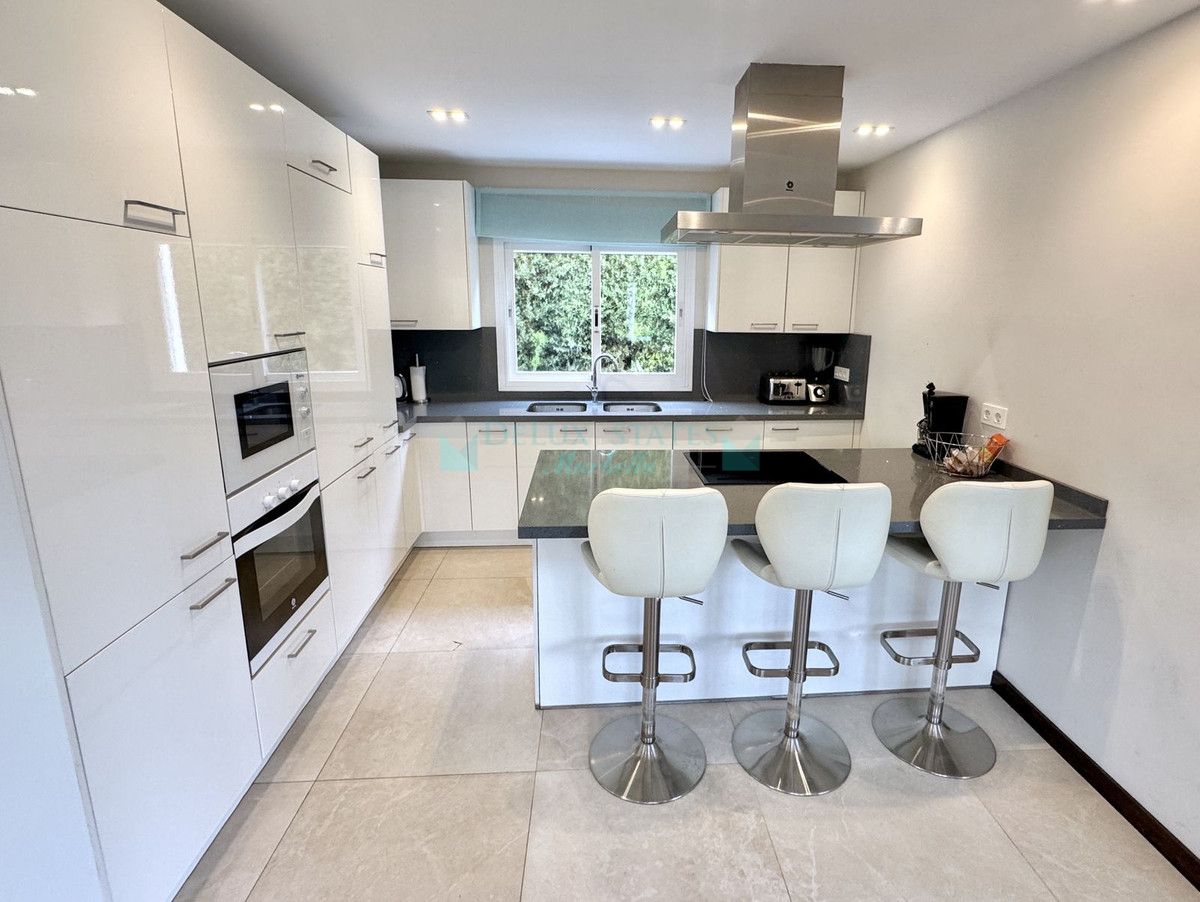 Villa for sale in Nueva Andalucia