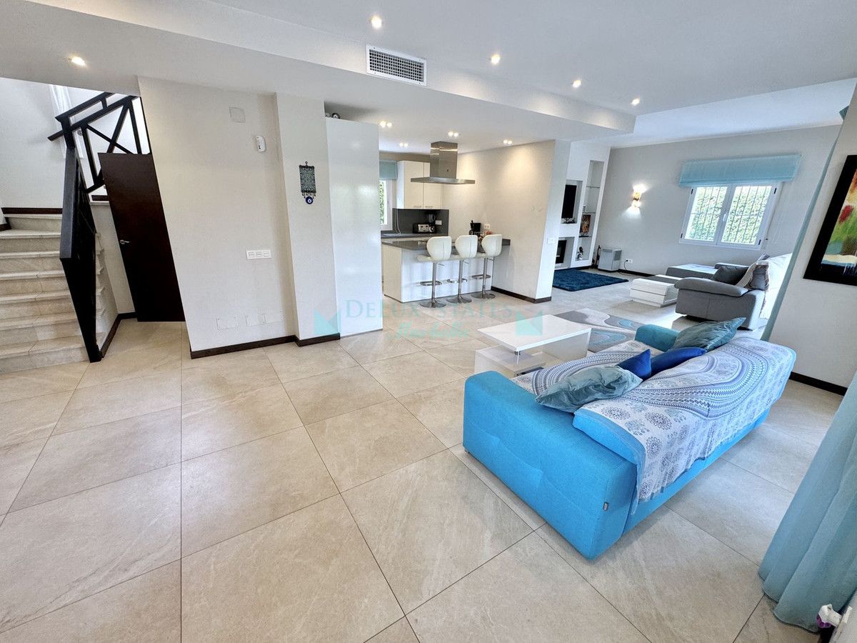 Villa for sale in Nueva Andalucia