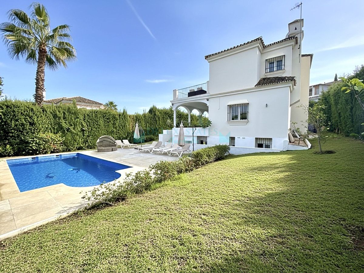 Villa for sale in Nueva Andalucia