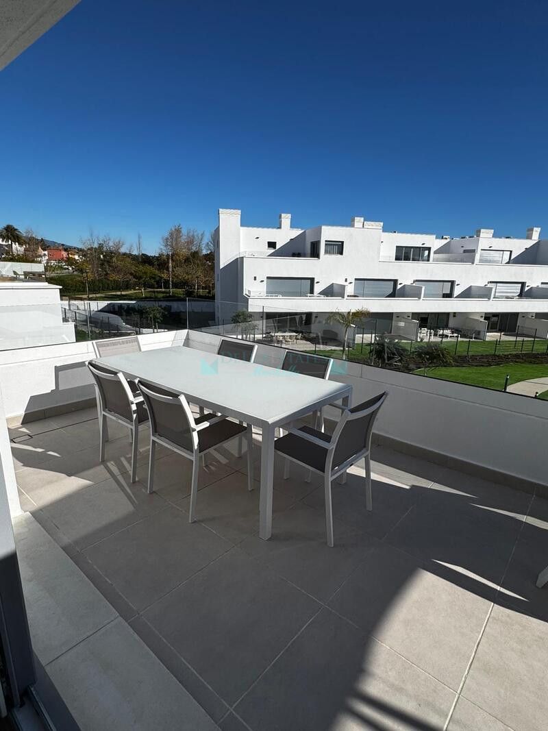 Apartamento en alquiler en Bel Air, Estepona