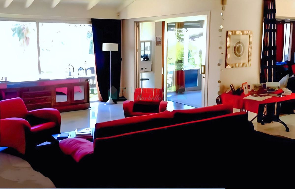 Villa for sale in Nueva Andalucia