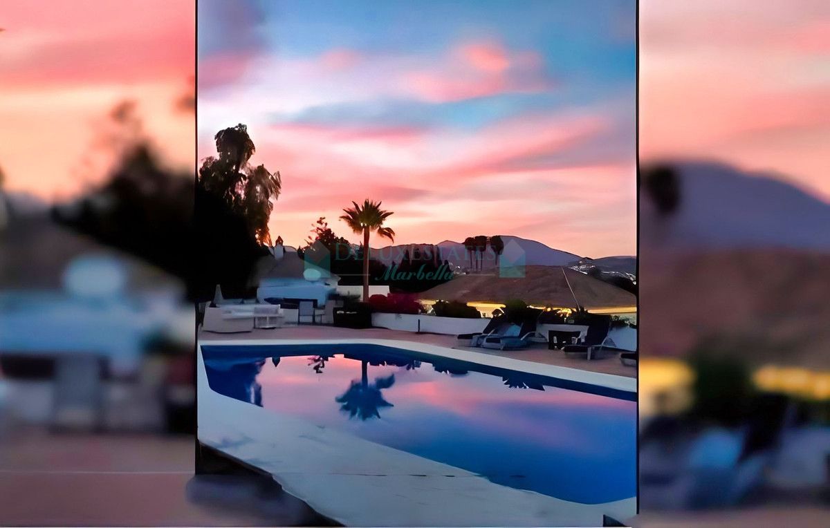 Villa for sale in Nueva Andalucia