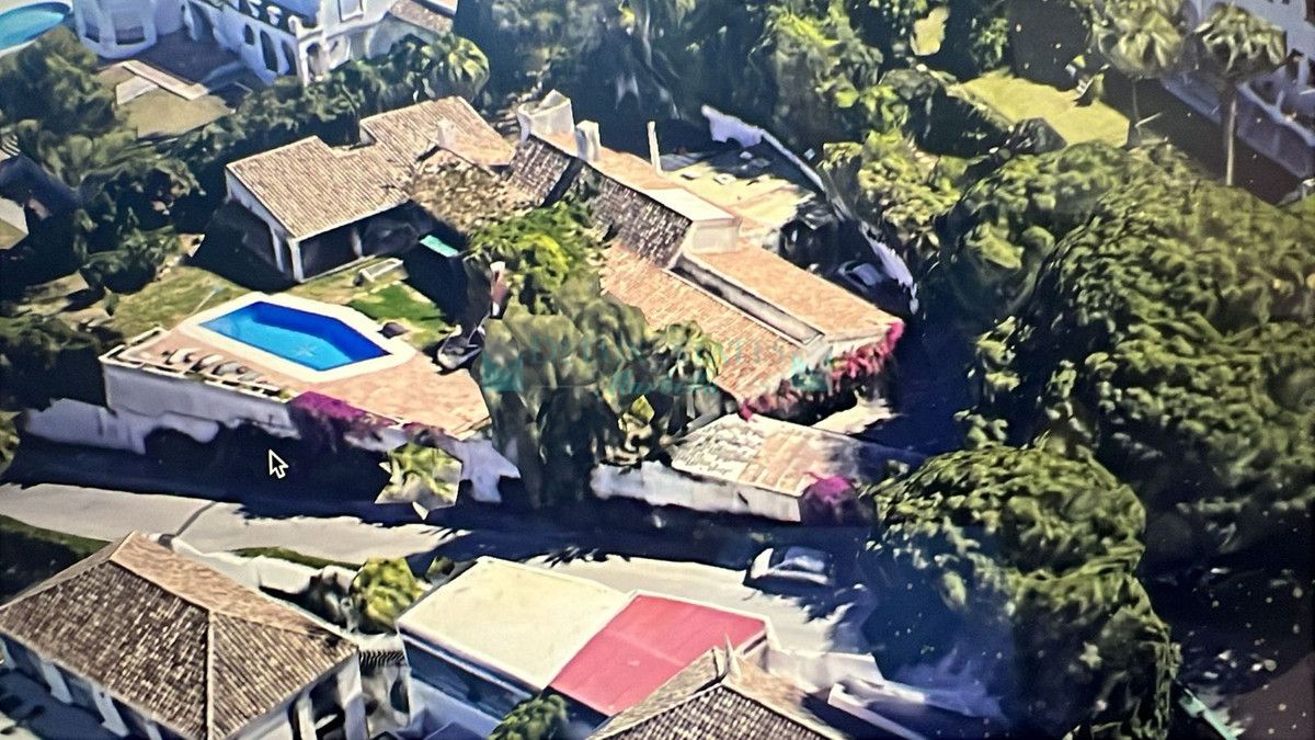 Villa for sale in Nueva Andalucia