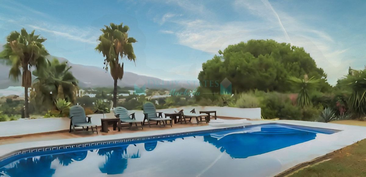 Villa for sale in Nueva Andalucia