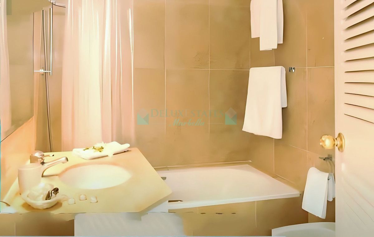 Villa for sale in Nueva Andalucia