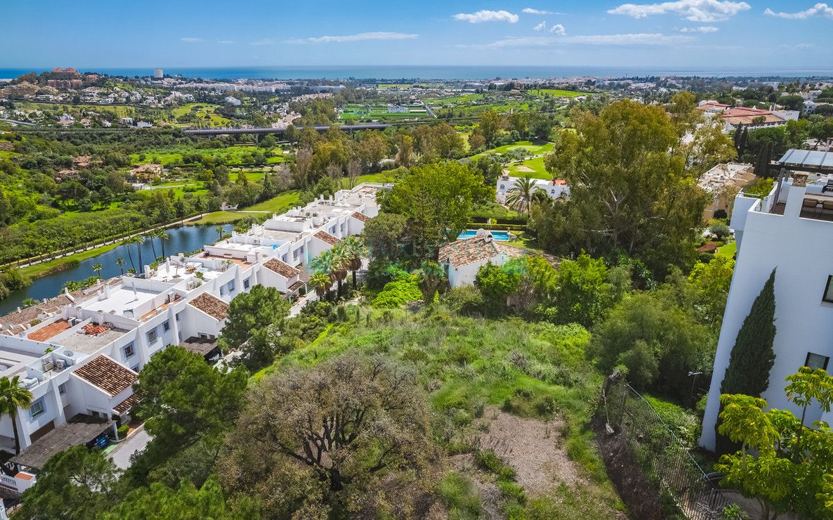 Plot for sale in Benahavis