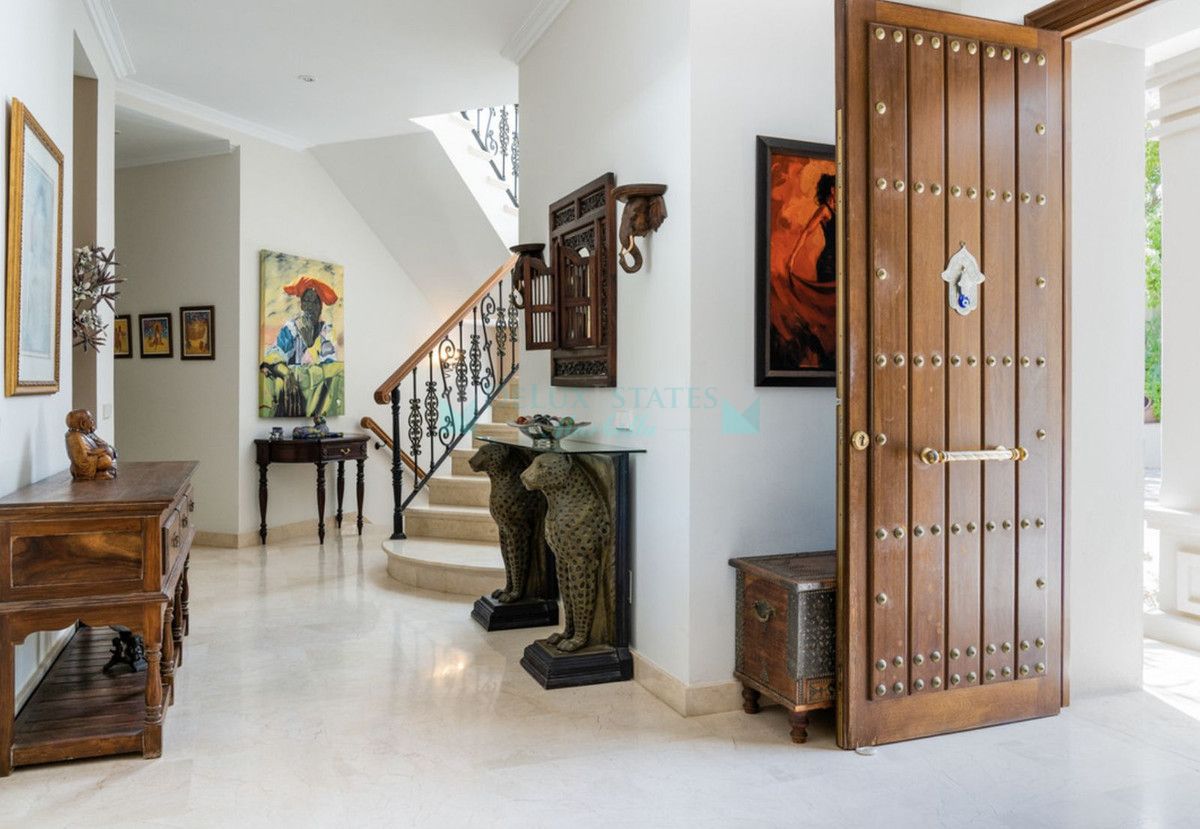 Villa for sale in Nueva Andalucia