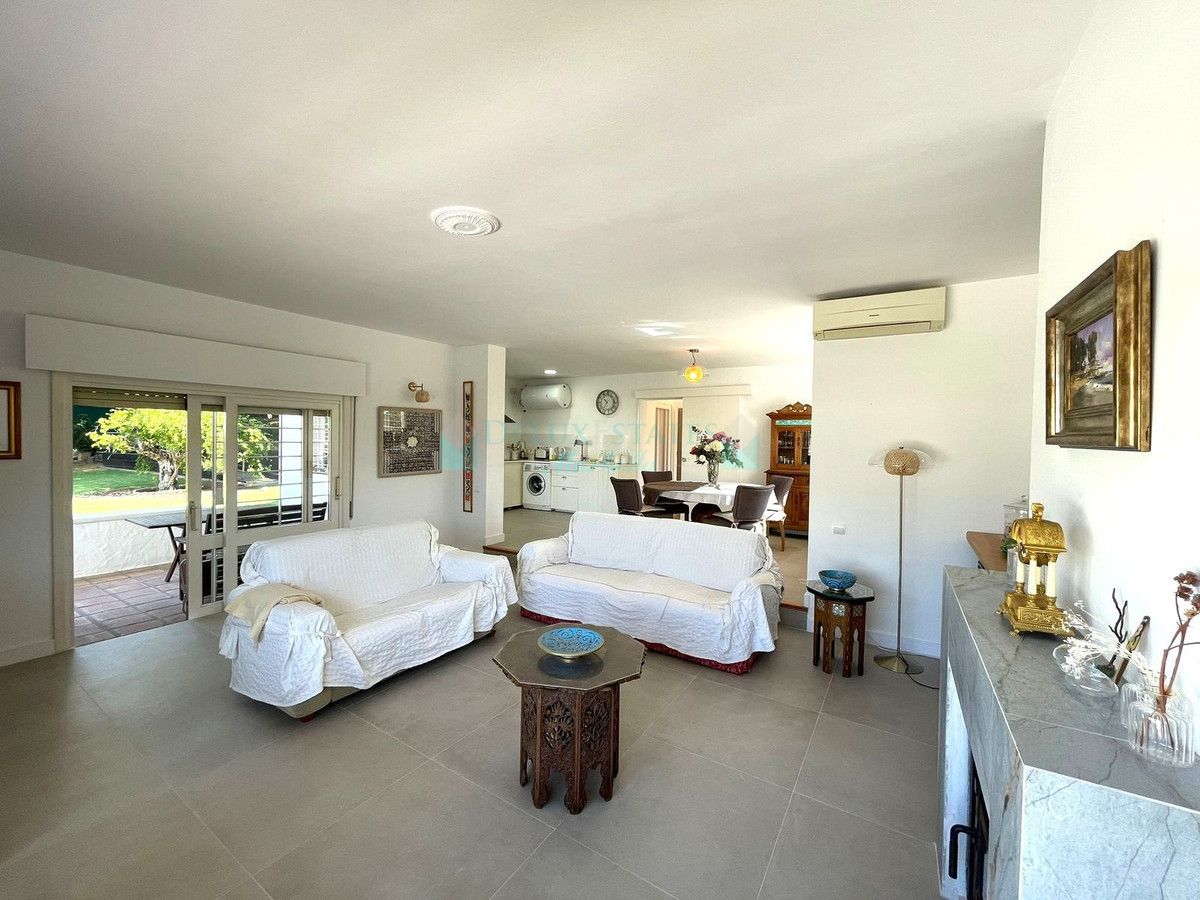 Villa for sale in Estepona