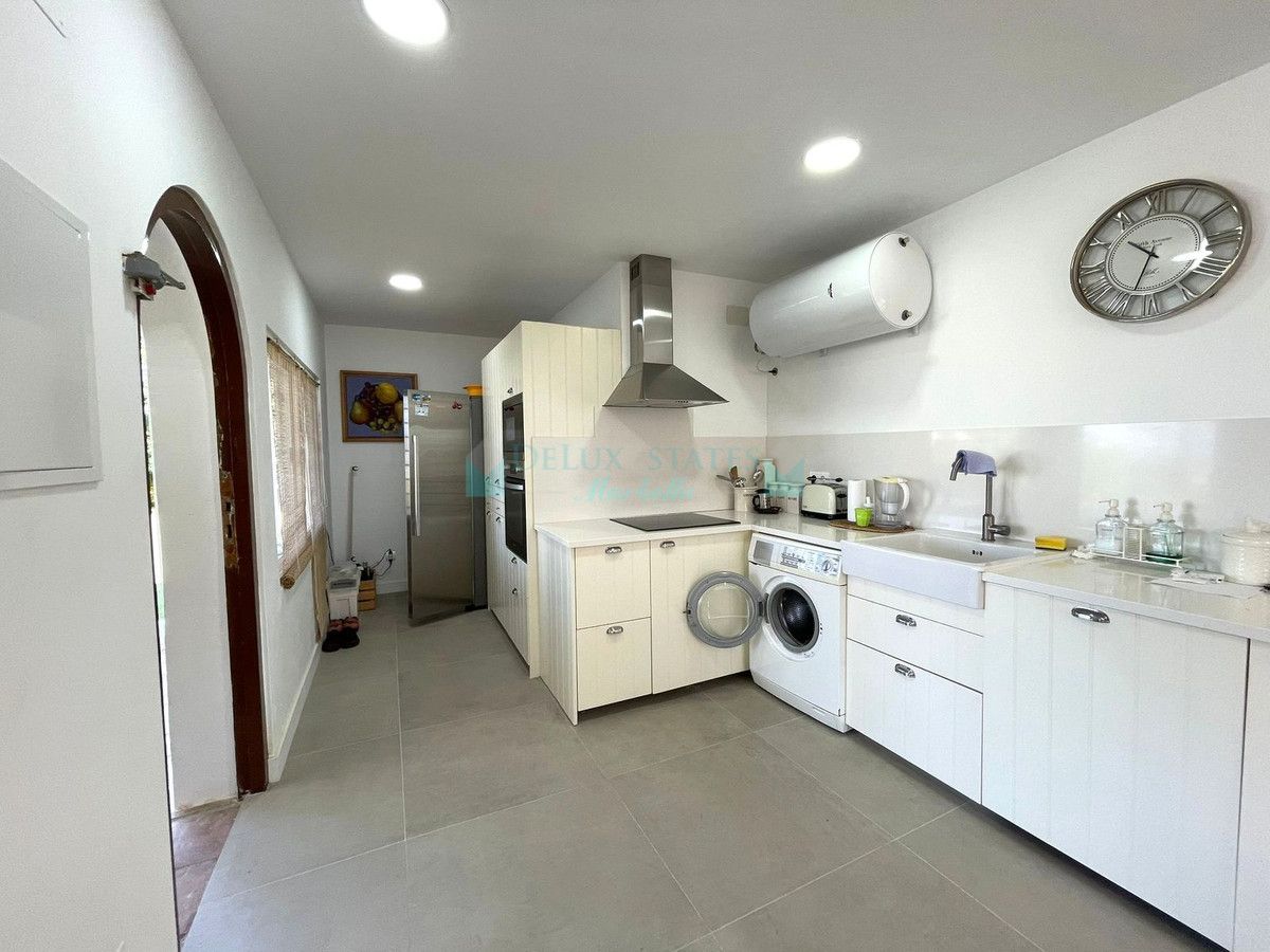 Villa for sale in Estepona