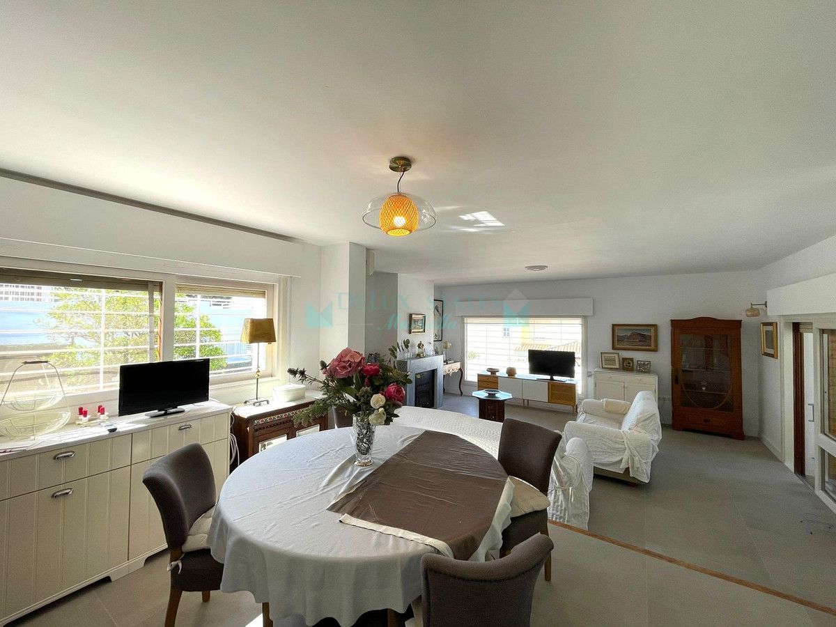 Villa for sale in Estepona