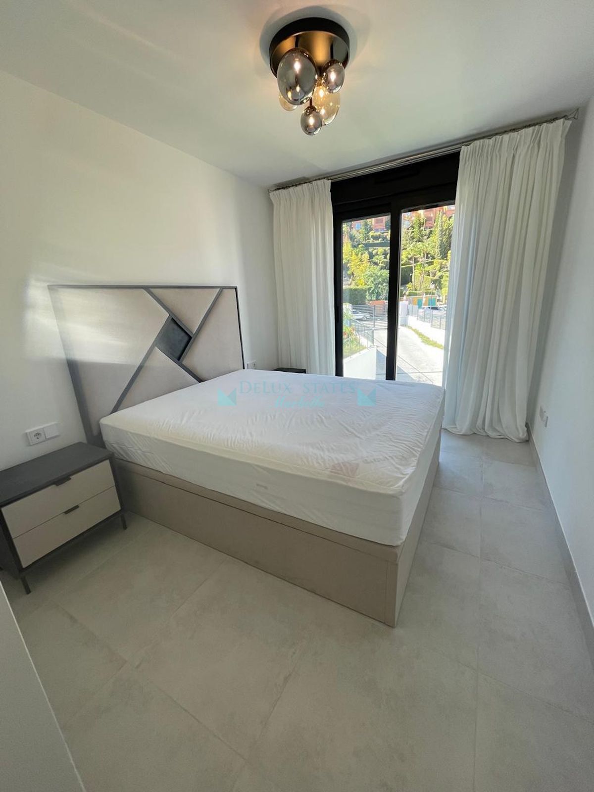 Apartamento en venta en Atalaya, Estepona