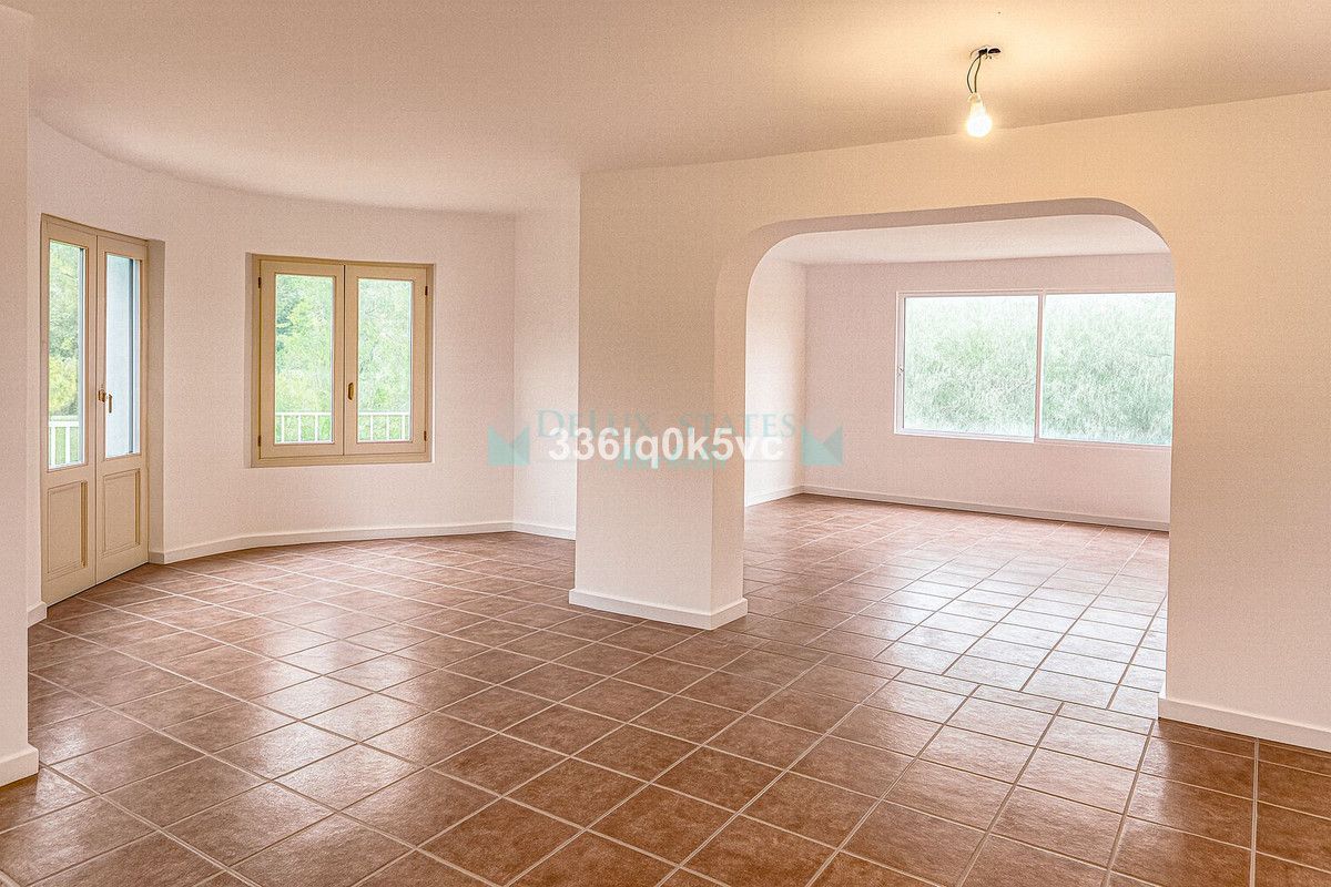 Villa for sale in Benahavis