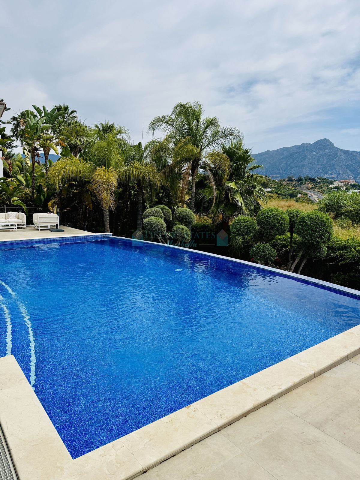Villa for sale in Benahavis