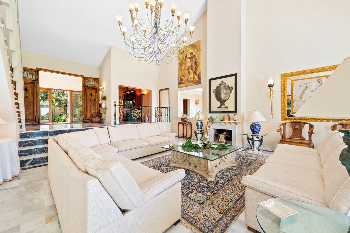 Villa for sale in Estepona