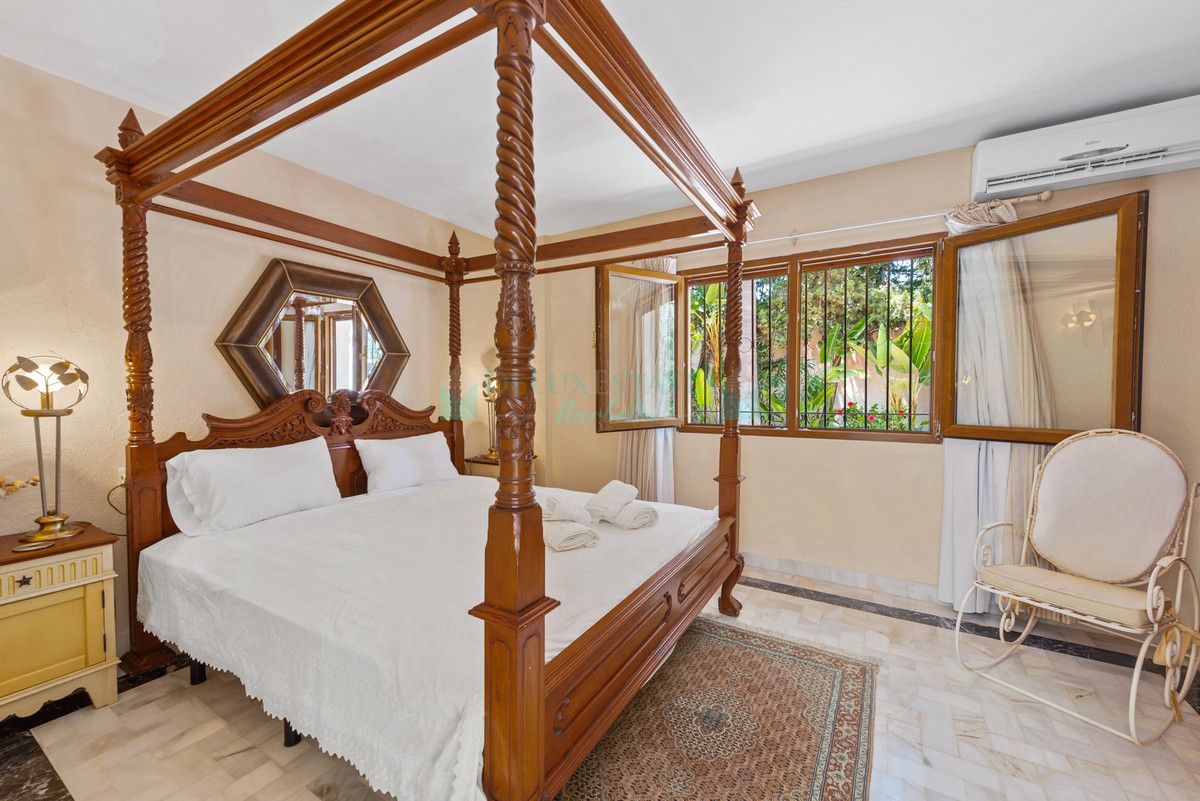 Villa for sale in Estepona