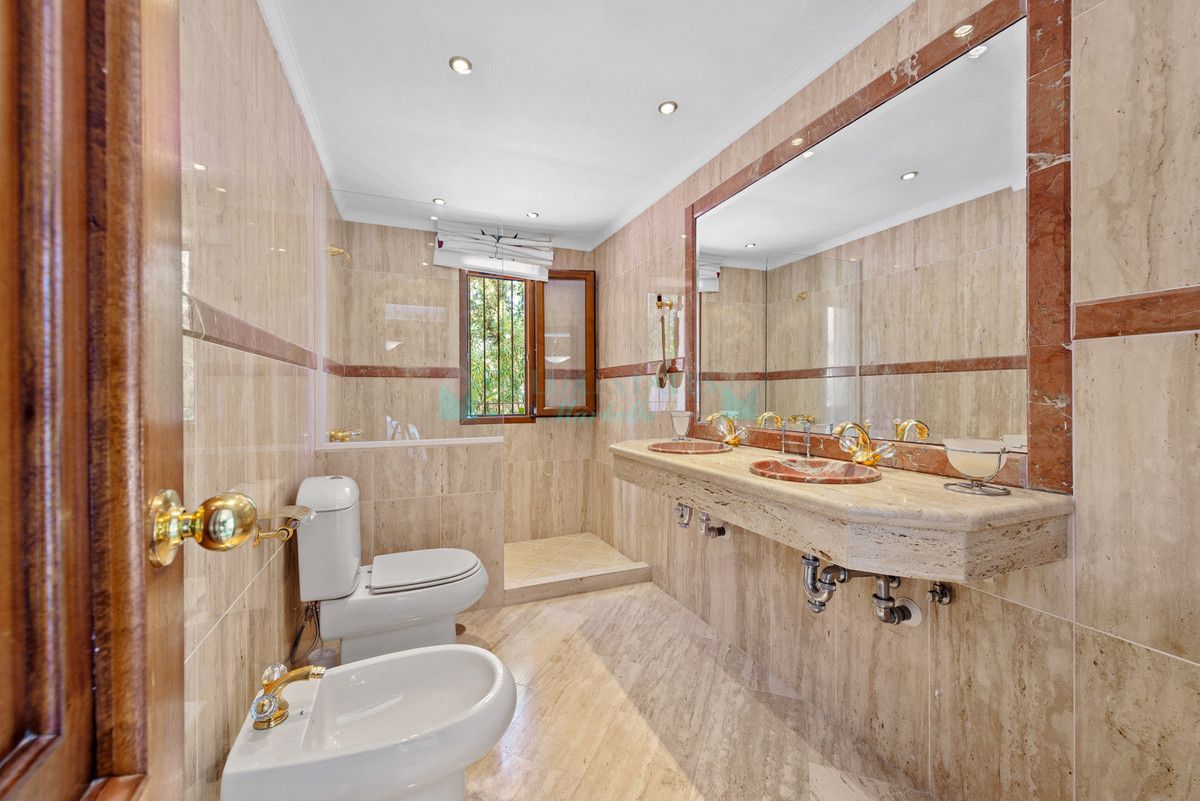 Villa for sale in Estepona