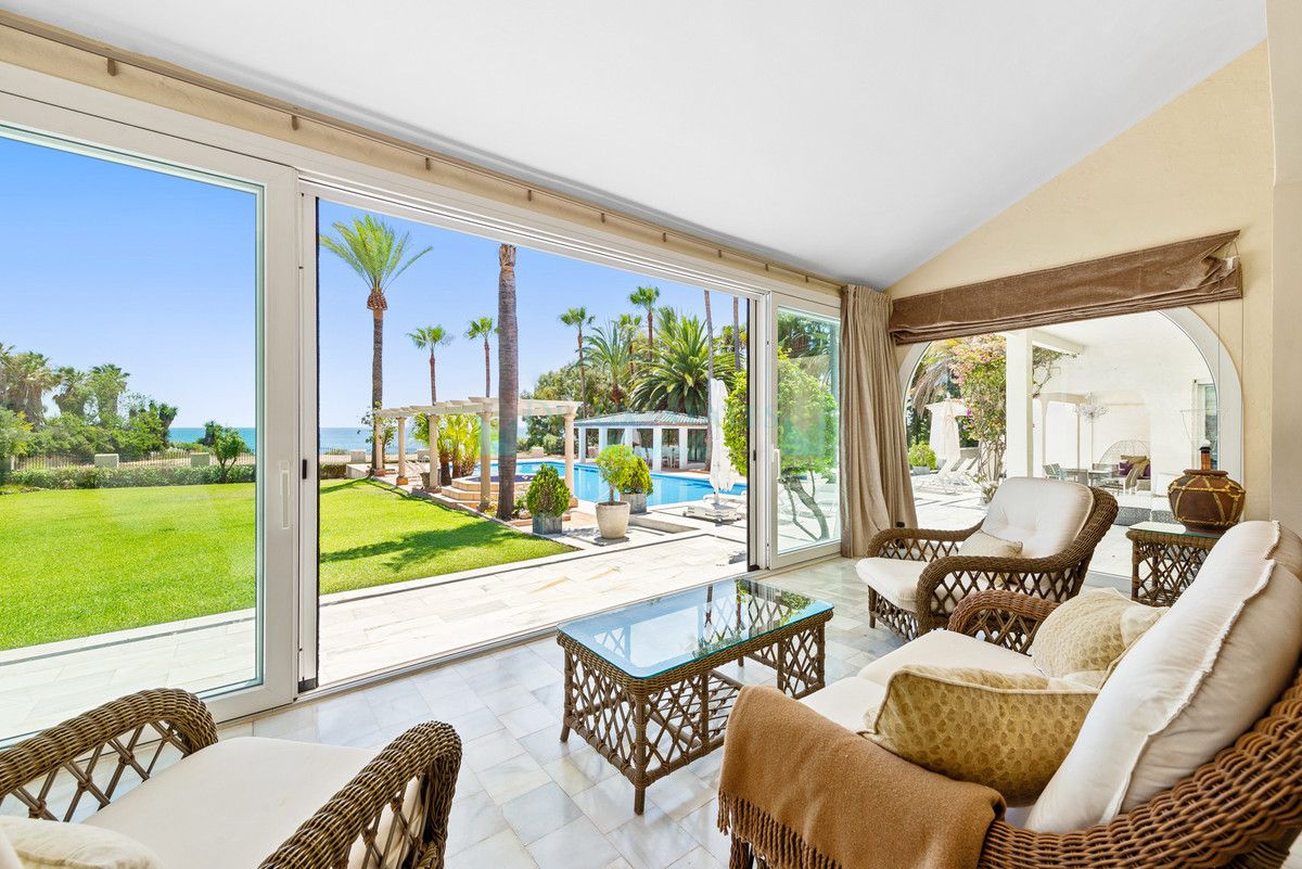 Villa for sale in Estepona