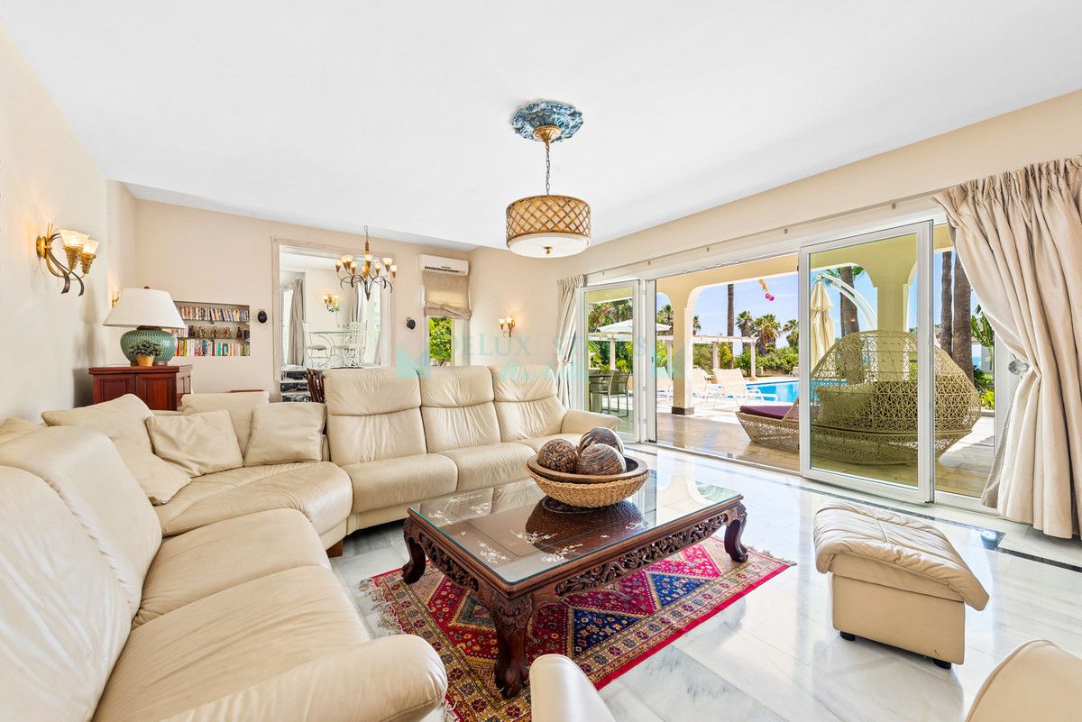 Villa for sale in Estepona