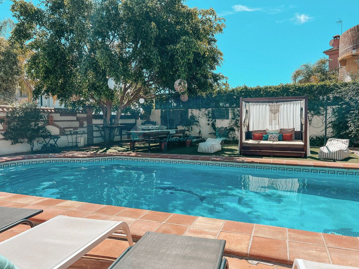 Villa for sale in Nueva Andalucia