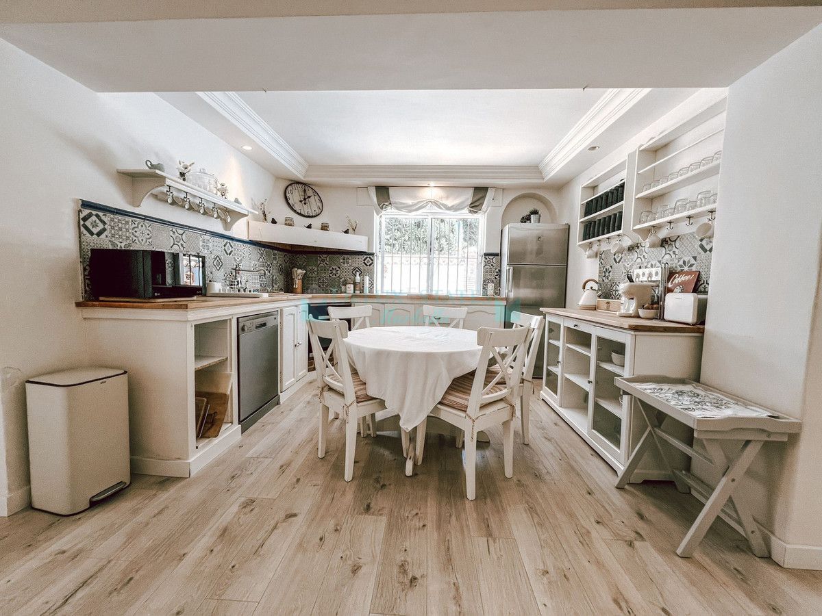 Villa for sale in Nueva Andalucia