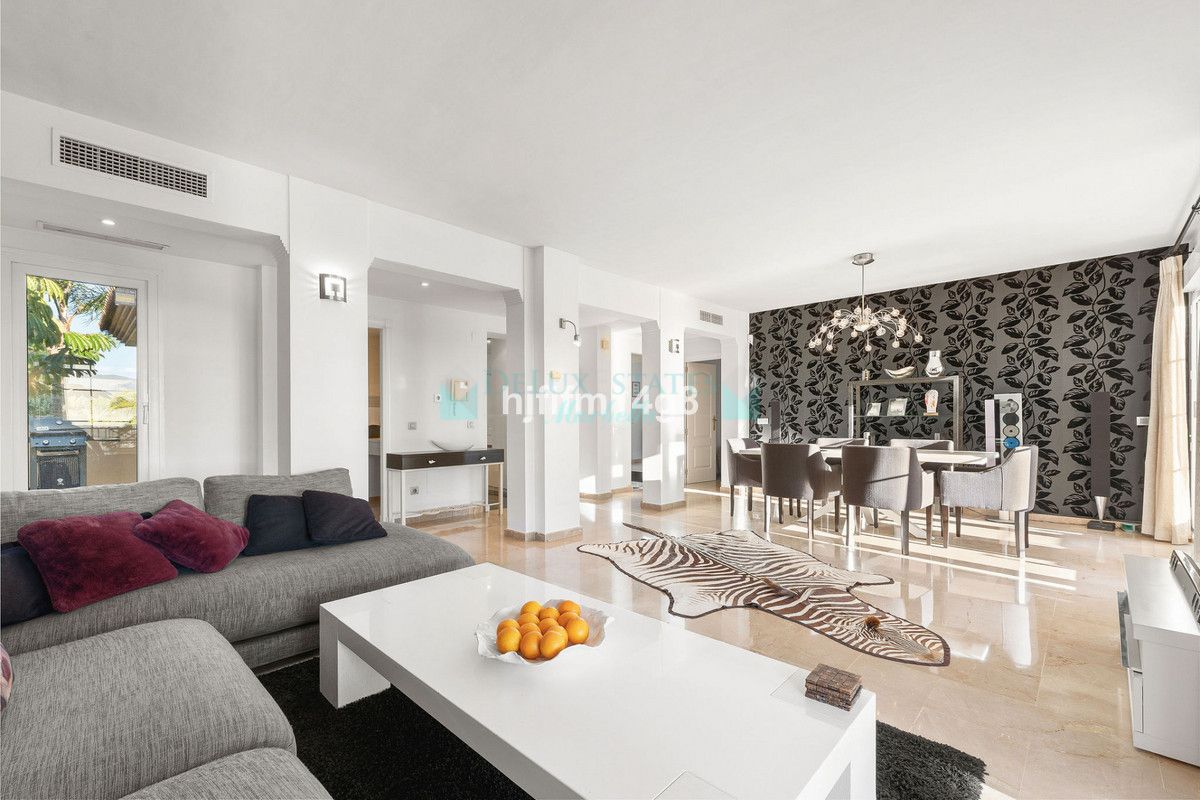 Penthouse for sale in Nueva Andalucia