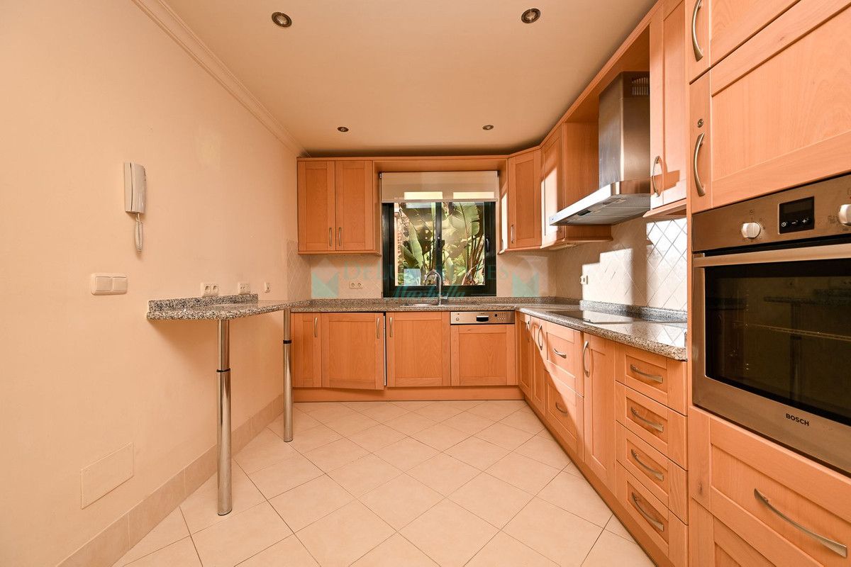 Apartment for sale in Benahavis