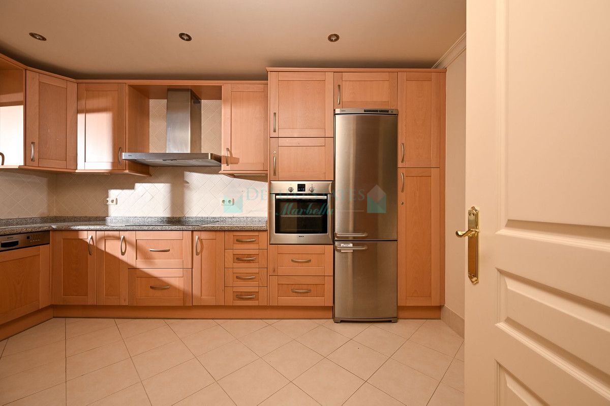 Apartment for sale in Benahavis