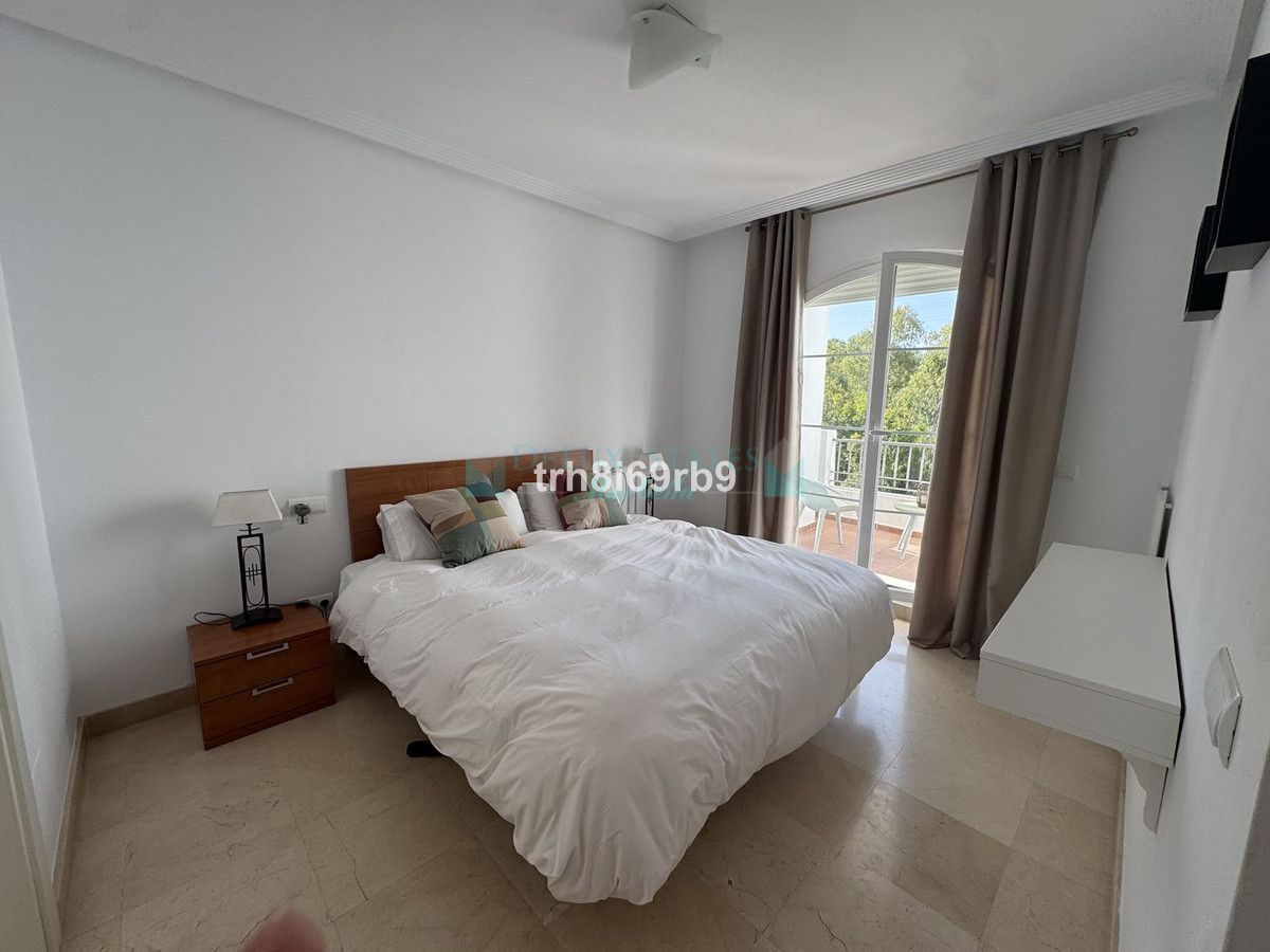 Penthouse for rent in Los Arqueros, Benahavis