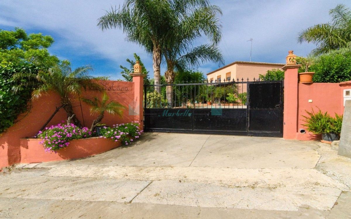 Finca for sale in Estepona